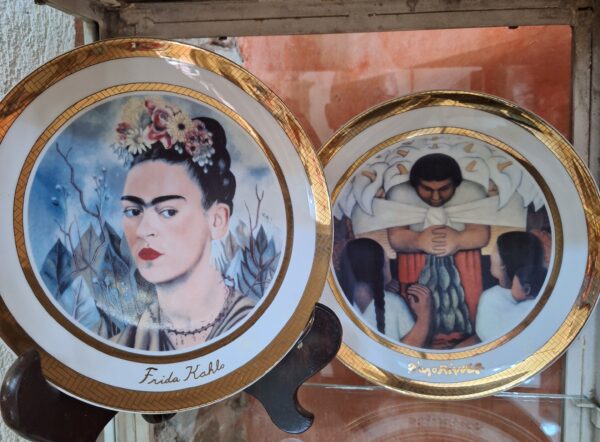 PLATOS DE COLECCIÓN FRIDA Y DIEGO, JUEGO.