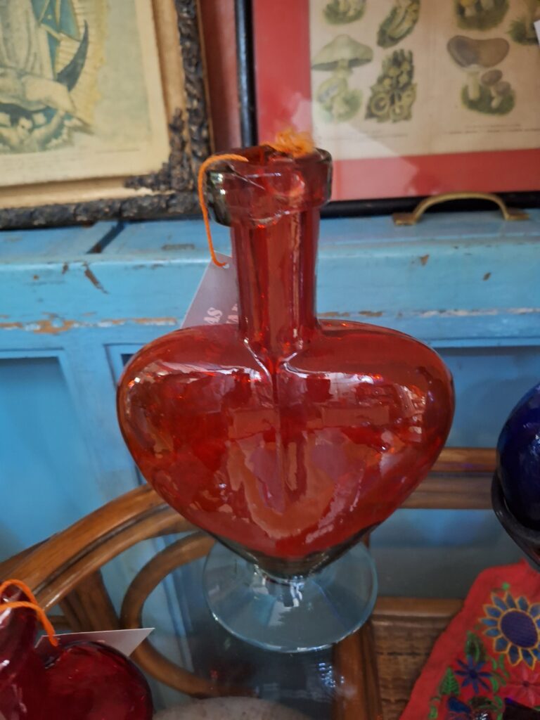 FLORERO CORAZÓN CON PEDESTAL DE VIDRIO SOPLADO