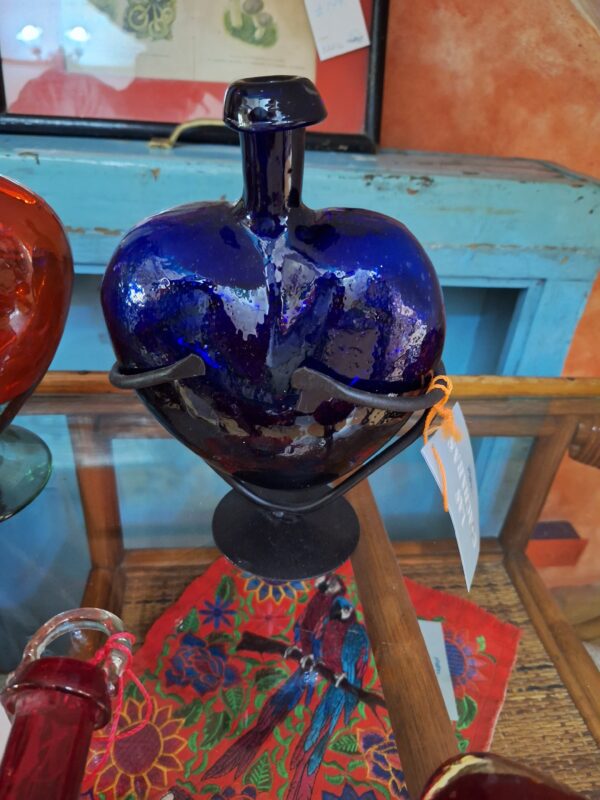 FLORERO CORAZÓN CON PEDESTAL DE VIDRIO SOPLADO - Image 2