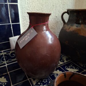 JARRÓN DE CUELLO DE BARRO PULIDO