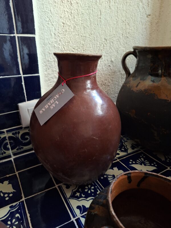 JARRÓN DE CUELLO DE BARRO PULIDO