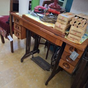 MÁQUINA DE COSER DECORATIVA