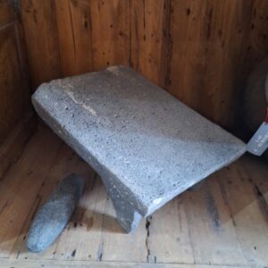 METATE GRANDE CON MANO