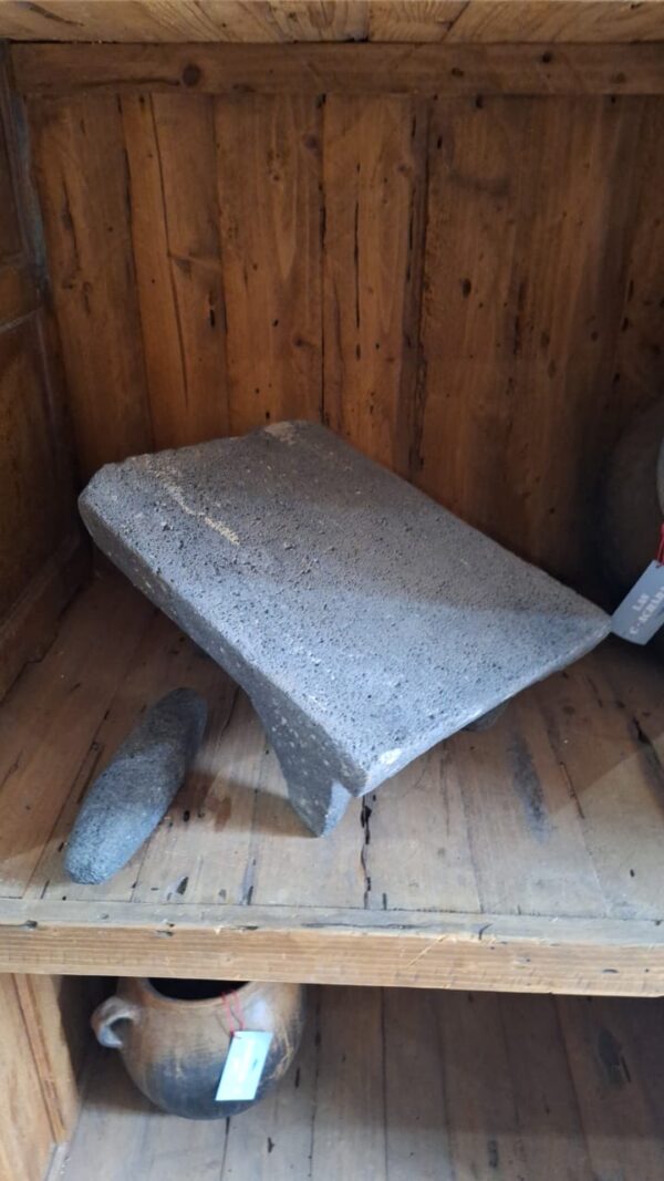 METATE GRANDE CON MANO