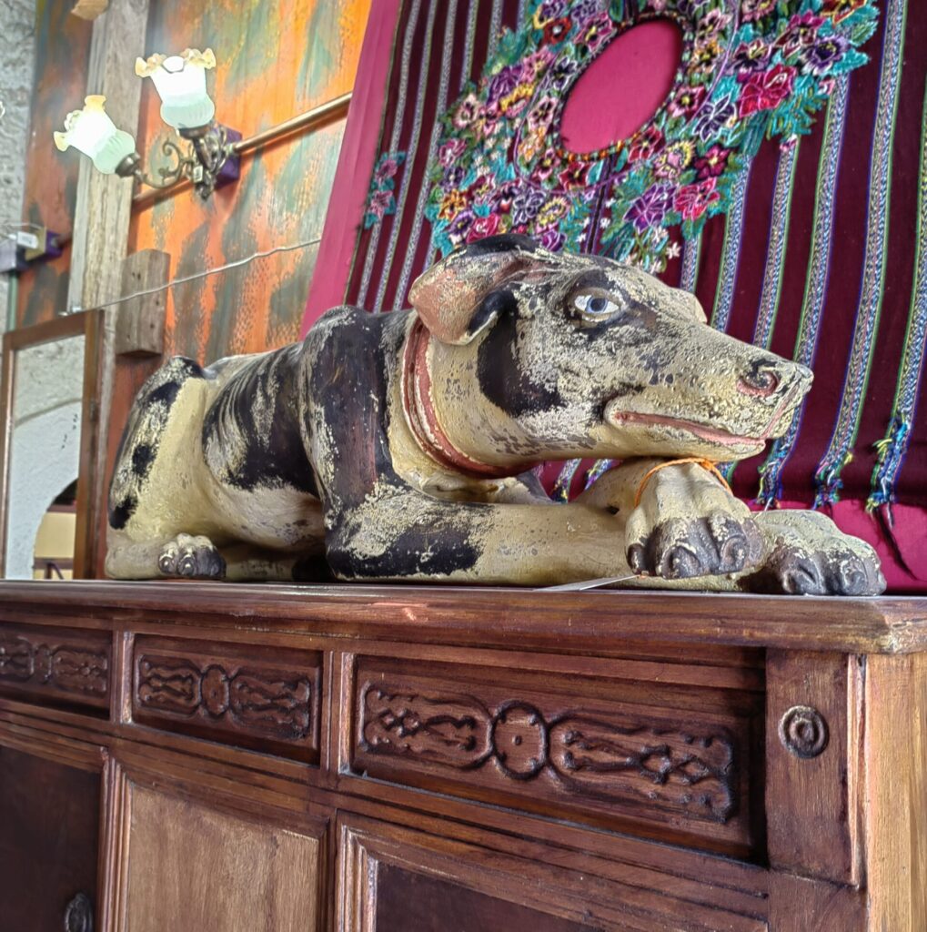 PERRO ECHADO DE BARRO.