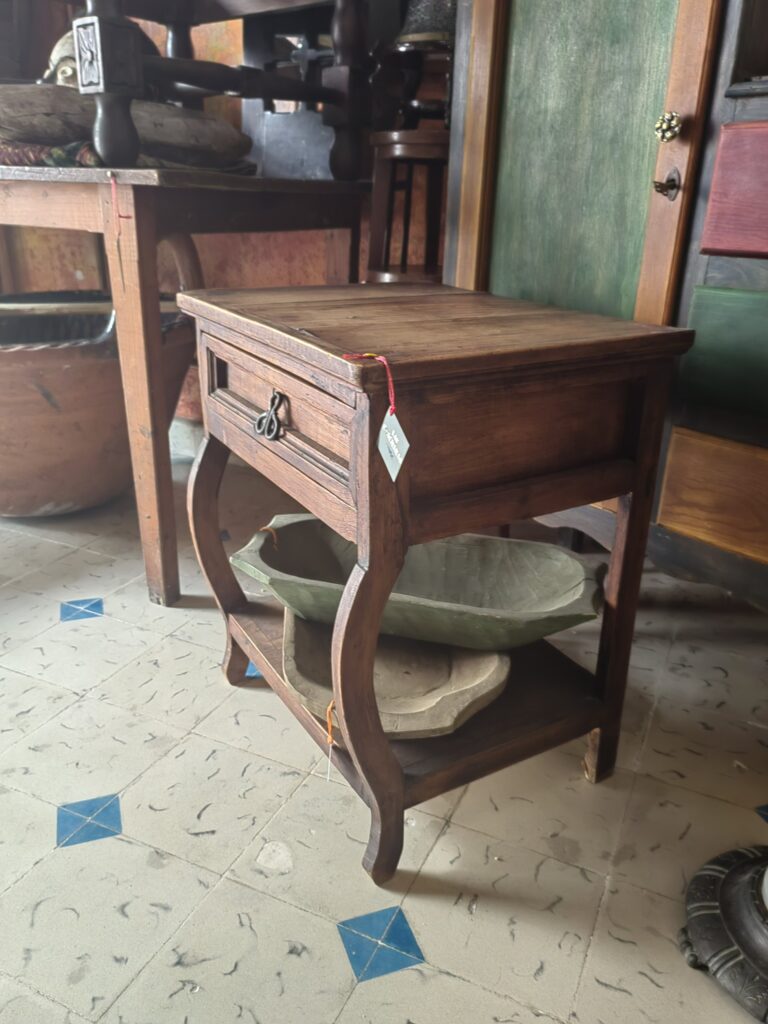 MESA DE NOCHE CON CAJÓN
